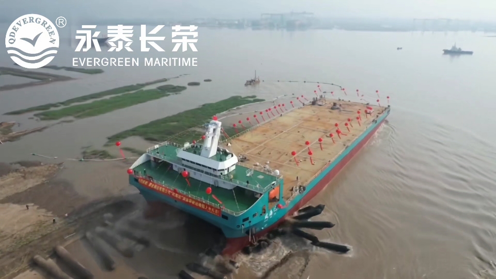 2023 年 6 月,全球首艘江海直達(dá)DP2多用途雙體運(yùn)輸接駁船&ldquo;風(fēng)海達(dá)&ldquo;在浙江臺州方振船業(yè)采用氣囊上排下水順利吉水。